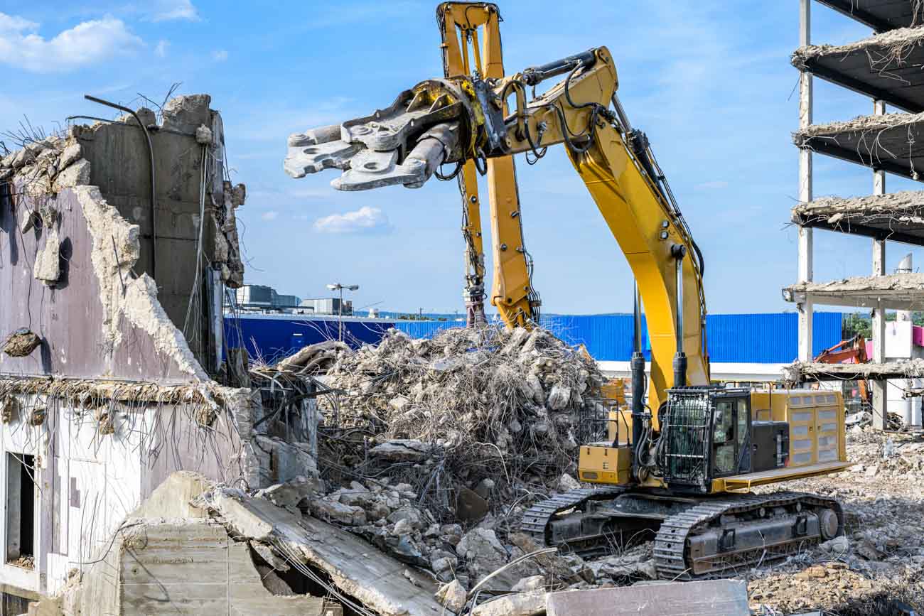 Building,House,Destruction,Demolition,Site,Excavator,With,Hydraulic,Crusher,Machine
